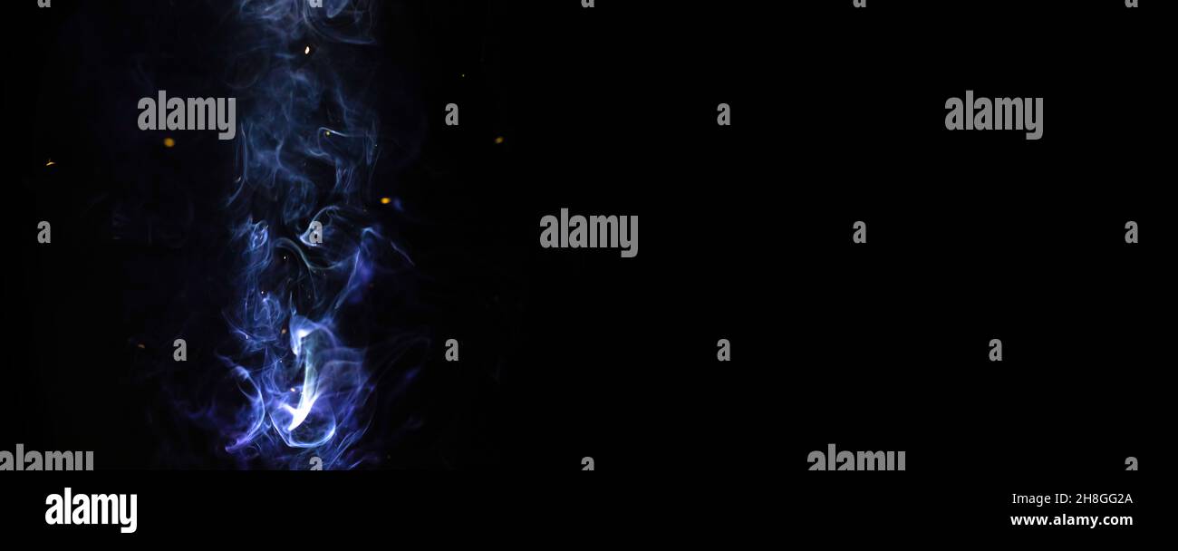 Abstrakter blauer Rauch mit Funkeln auf einem schwarzen Hintergrundbanner. Farbige Nebelstruktur Stockfoto