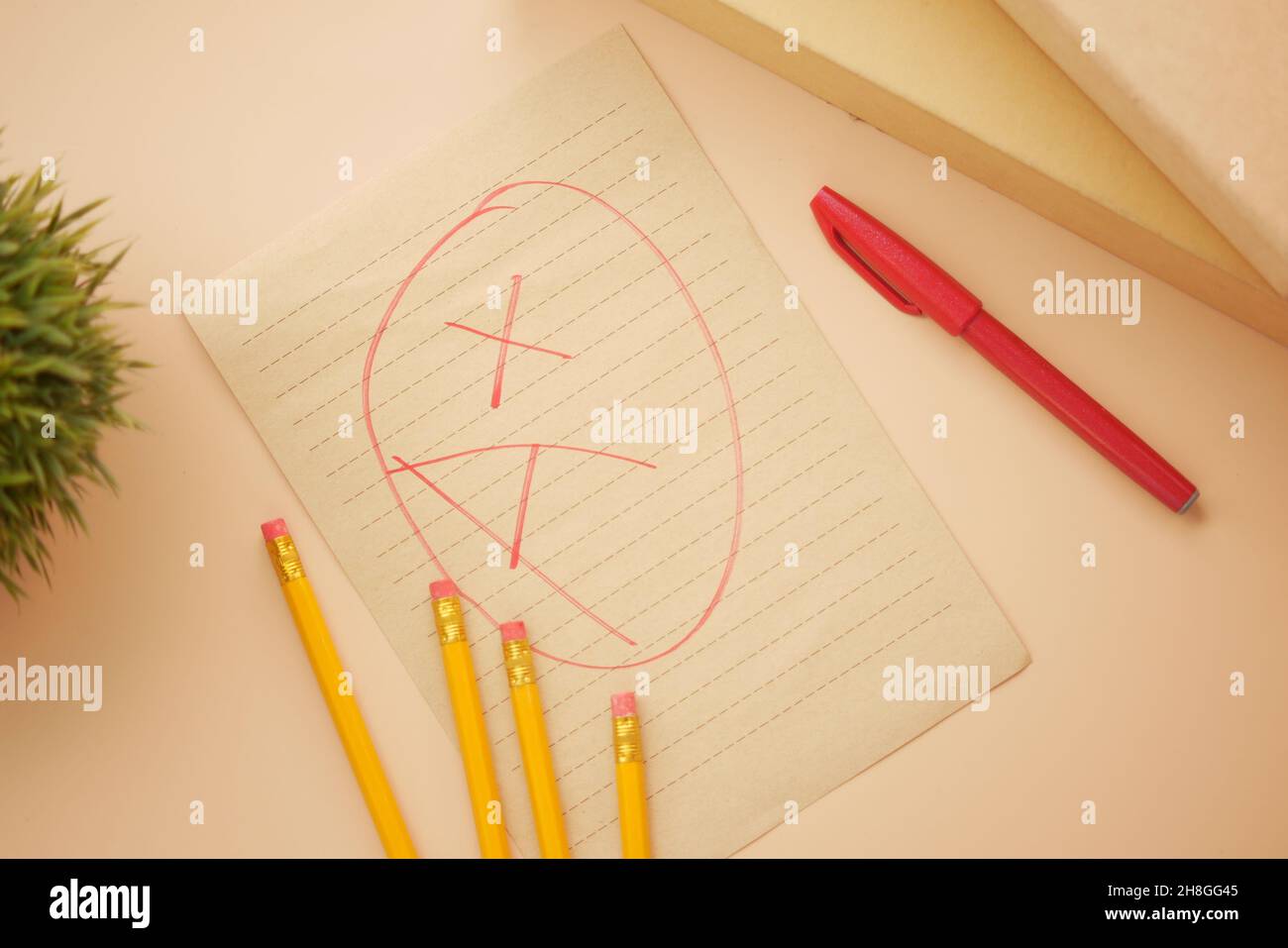 Handgezeichnete Note mit Plus im Kreis. Stockfoto