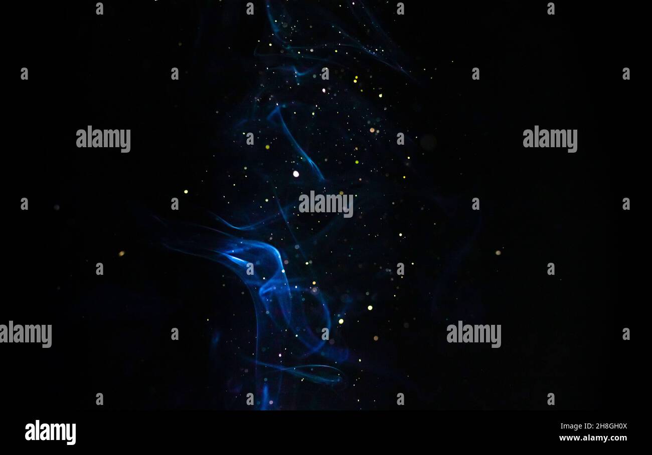 Abstrakter blauer Rauch mit Funkeln auf schwarzem Hintergrund. Farbige Nebelstruktur Stockfoto