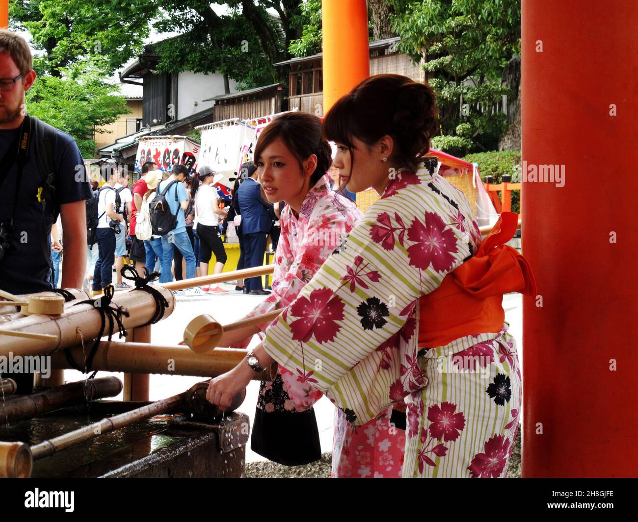 Die Japaner tragen traditionelle Kleidung, Kimono und Yukata, die  Handritual oder Mitarashi mit Chozuscha oder heiligem Wasser im waschenen  Handsteinbecken bei Fus waschen Stockfotografie - Alamy