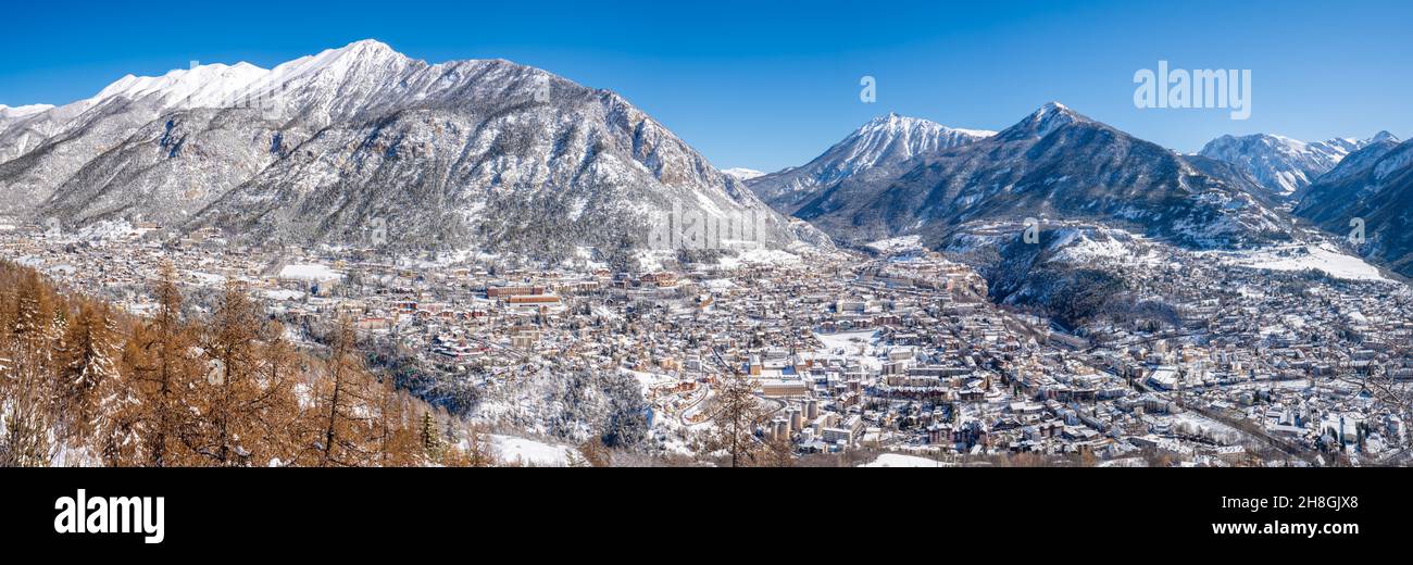 Die Stadt Briancon in den Hautes-Alpes im Winter. Heimat vieler UNESCO-Welterbestätten (Vauban). Winterskigebiet in den französischen Alpen. Frankreich Stockfoto