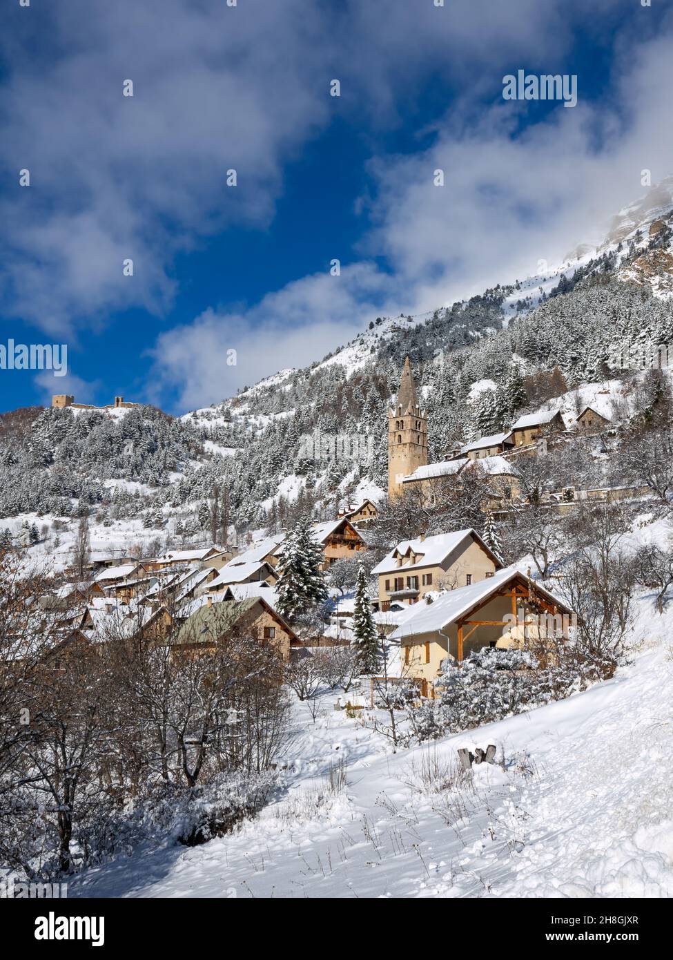Das Dorf Reallon im Nationalpark Ecrins im Winter. Skigebiet in den Hautes-Alpes (Französische Alpen). Frankreich Stockfoto