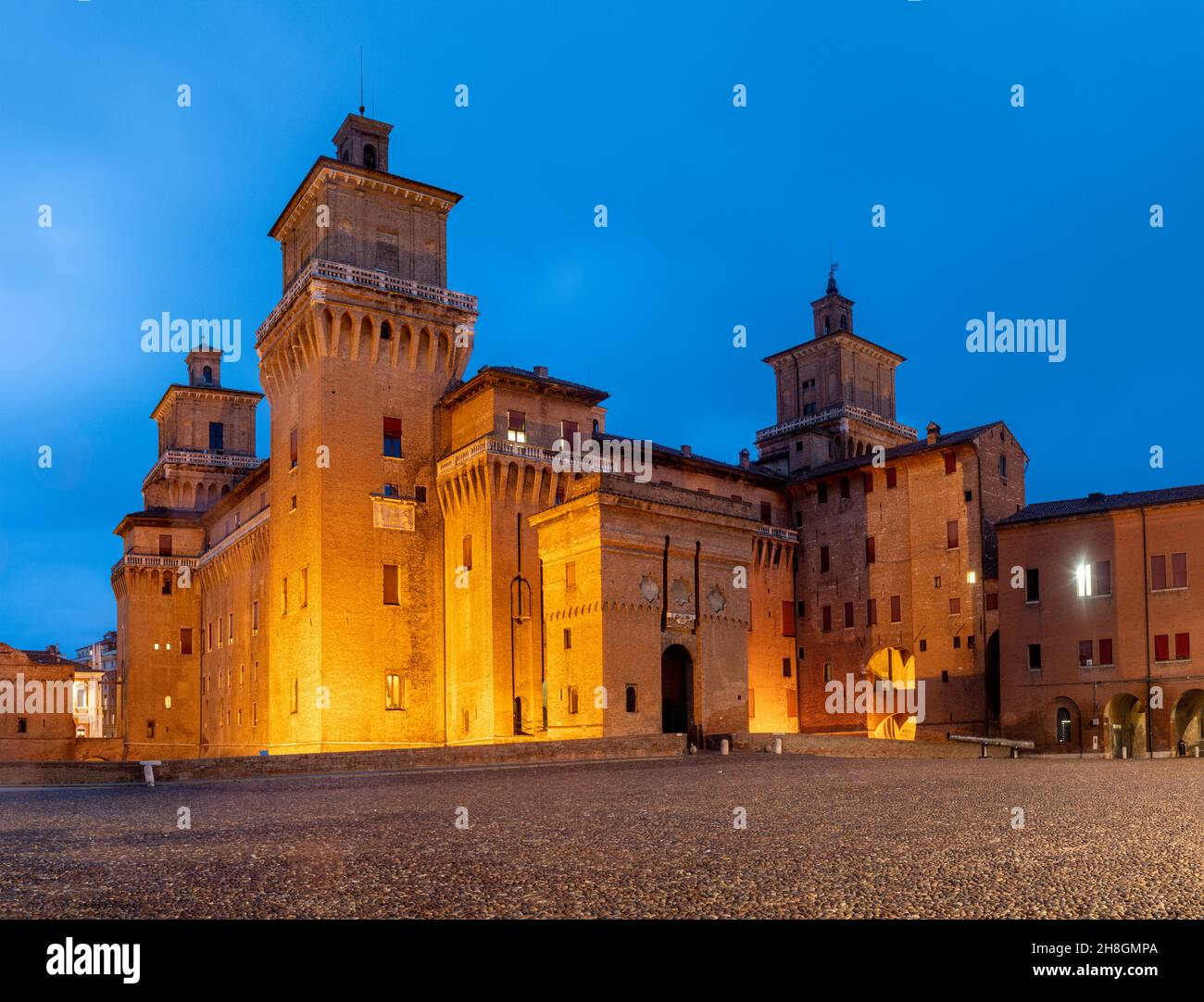 Ferrara - das Schloss Castello Estense in der Abenddämmerung Stockfoto