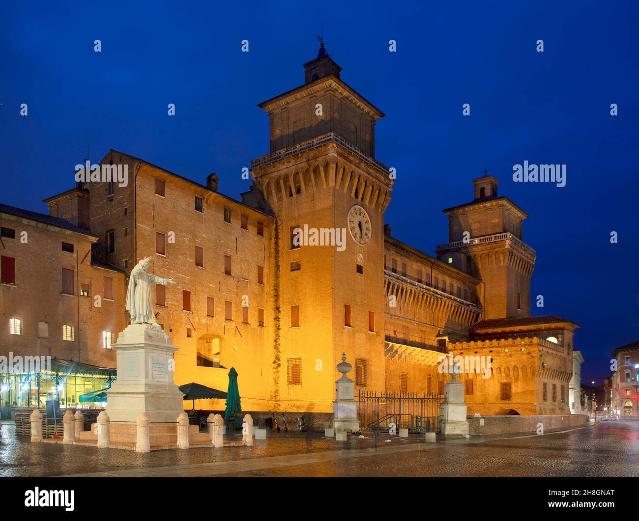 Ferrara - das Schloss Castello Estense in der Abenddämmerung. Stockfoto