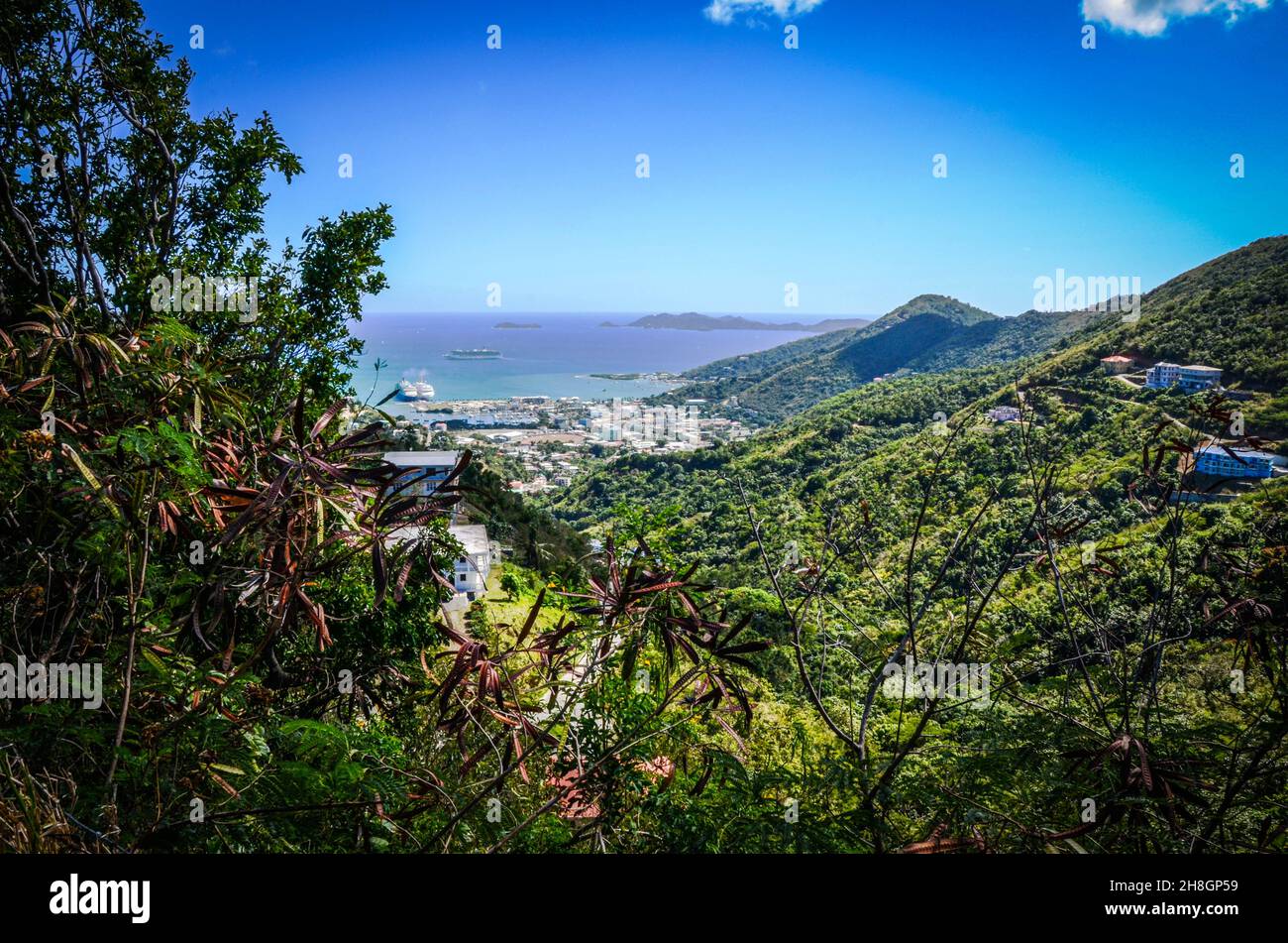 Blick hinunter in die Tortola Bay auf den Britischen Jungferninseln in der Karibik. Stockfoto