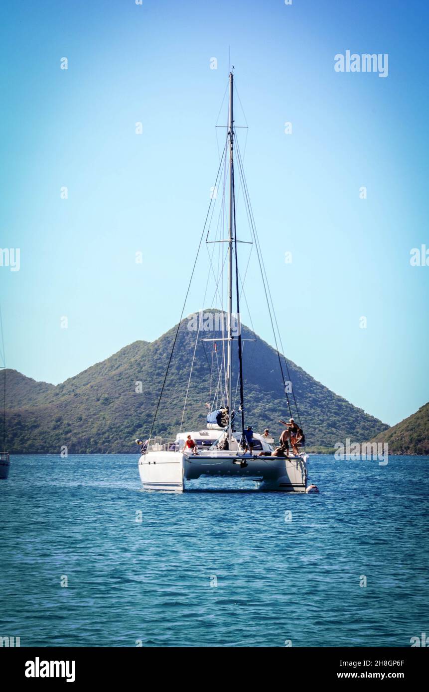 Eine Yacht segelt in der Nähe der Britischen Jungferninseln. Stockfoto