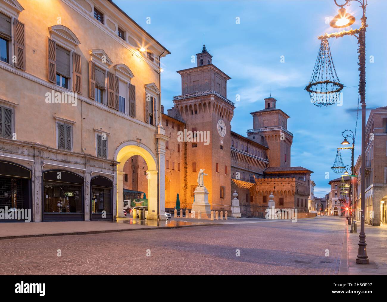 Ferrara - das Schloss Castello Estense in der Abenddämmerung. Stockfoto