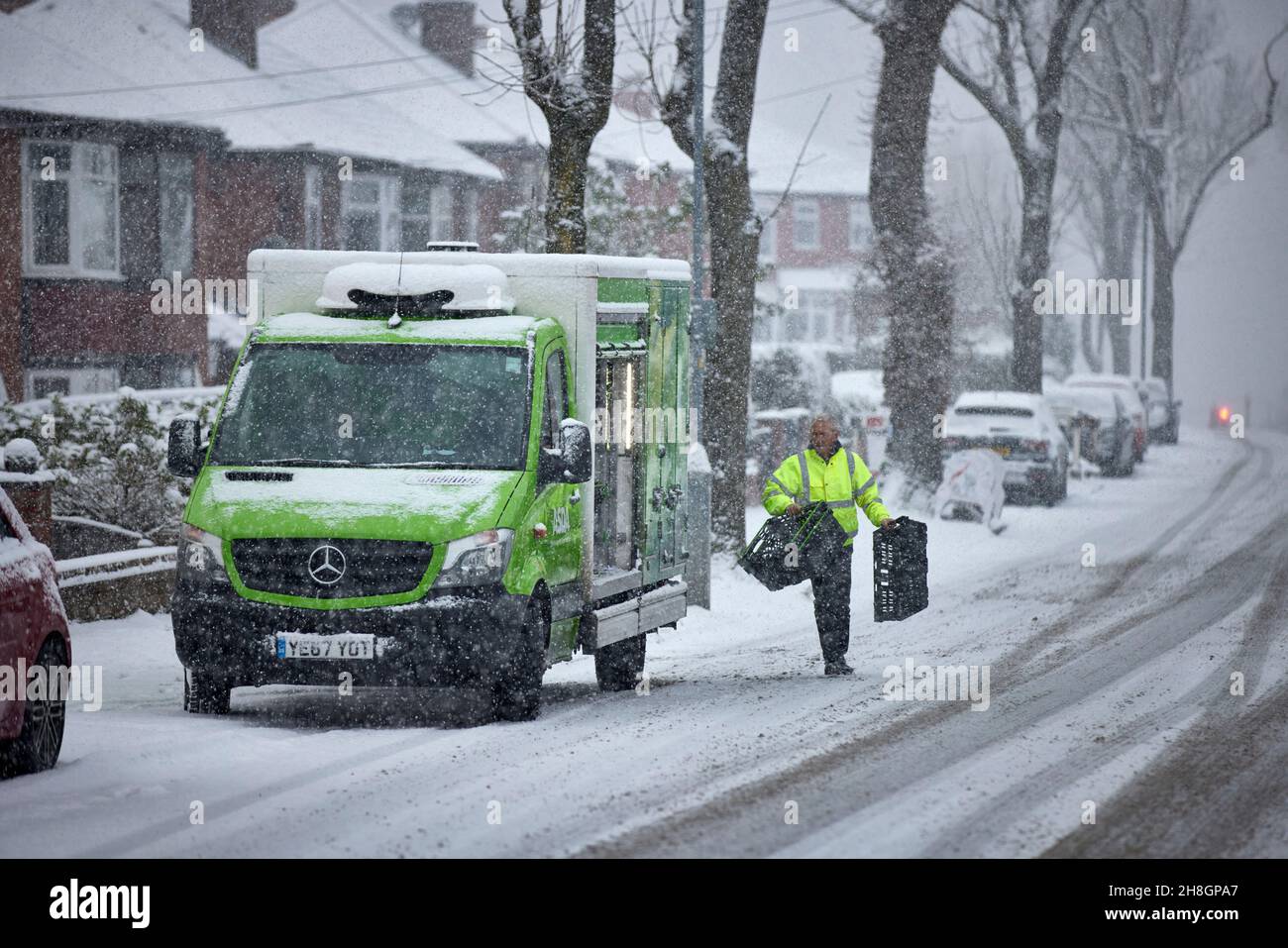 Winter schneit ASDA Lieferung kämpft gegen die Elemente Stockfoto