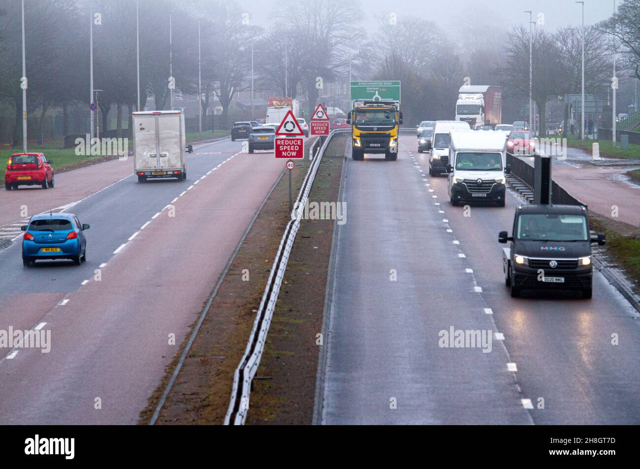 Dundee, Tayside, Schottland, Großbritannien. 30th. November 2021. UK Wetter: Trotz milder und trüblicher Nebelbildung und leichtem Regen erreichten die Temperaturen in Nordostschottland 9 Grad Dundee-Autofahrer fahren an einem nebligen und nassen Novembermorgen vorsichtig entlang der zweispurigen Kingsway West. Kredit: Dundee Photographics/Alamy Live Nachrichten Stockfoto