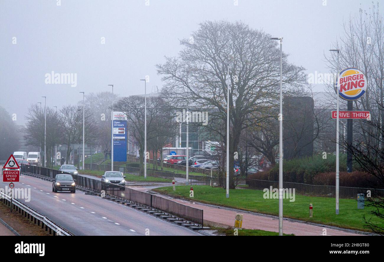 Dundee, Tayside, Schottland, Großbritannien. 30th. November 2021. UK Wetter: Trotz milder und trüblicher Nebelbildung und leichtem Regen erreichten die Temperaturen in Nordostschottland 9 Grad Dundee-Autofahrer fahren an einem nebligen und nassen Novembermorgen vorsichtig entlang der zweispurigen Kingsway West. Kredit: Dundee Photographics/Alamy Live Nachrichten Stockfoto