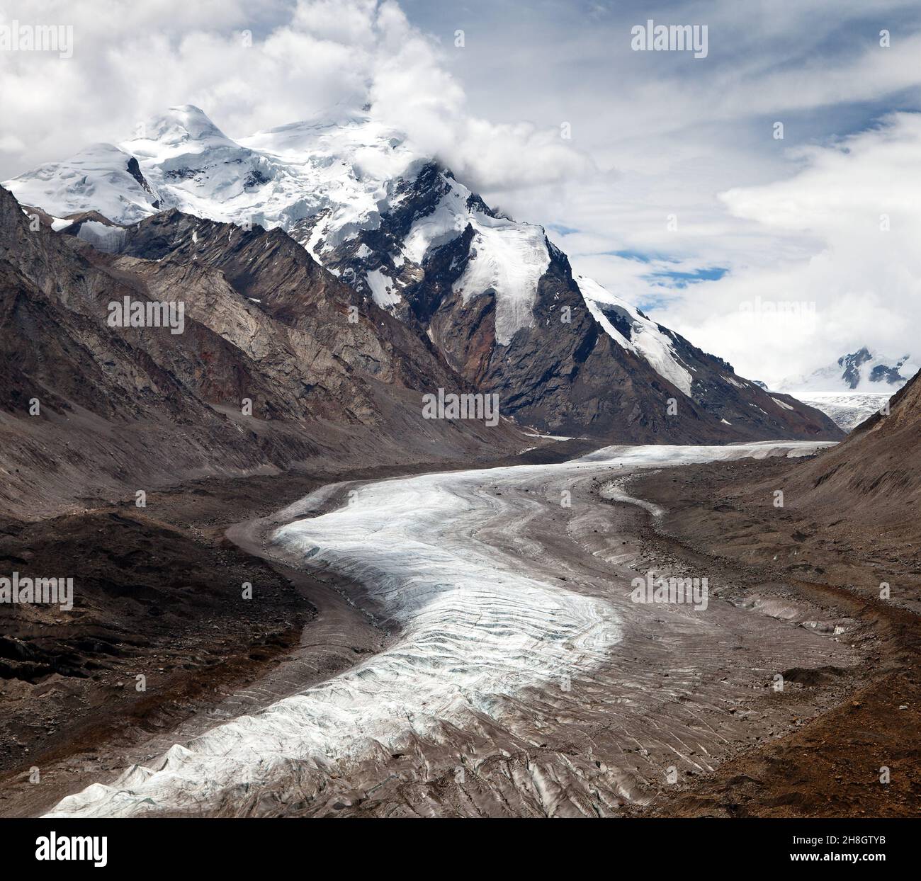 Blick auf den Darang Durung, den Drang-Drung Gletscher oder den Durung Drung Gletscher, einen Berggletscher in der Nähe des Pensi La Passes an der Kargil - Zanaskar Road i Stockfoto