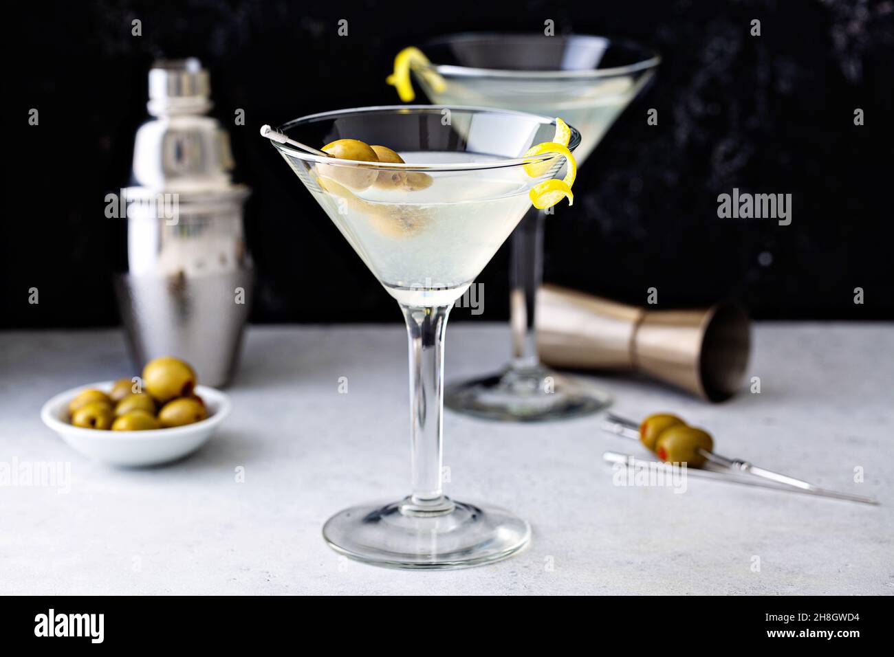 Klassischer zitronenmelisse-martini mit Oliven und Zitrone Stockfoto