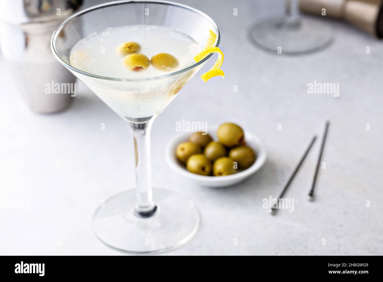 Klassischer zitronenmelisse-martini mit Oliven und Zitrone Stockfoto