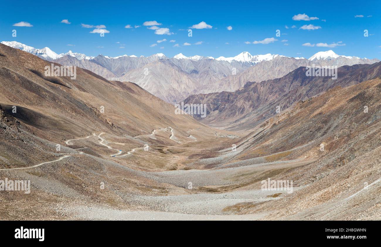 Blick vom Khardung La- oder Khardungla-Pass auf die Karakoram-Bergkette - Khardungla (5602m) Zwischen Leh und dem Nubra-Tal ist der höchste Straßenpass der Welt Stockfoto