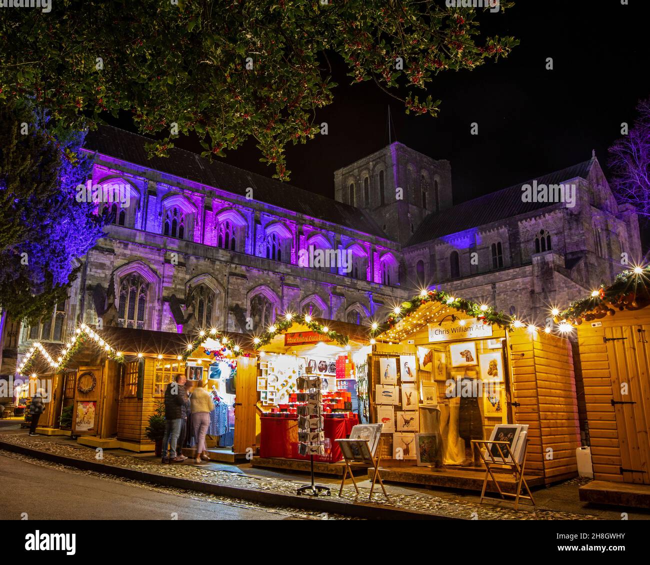 Winchester, Großbritannien - November 26th 2021: Blick auf den Weihnachtsmarkt auf dem Gelände der historischen Winchester Cathedral in der Stadt Winchester, Ham Stockfoto