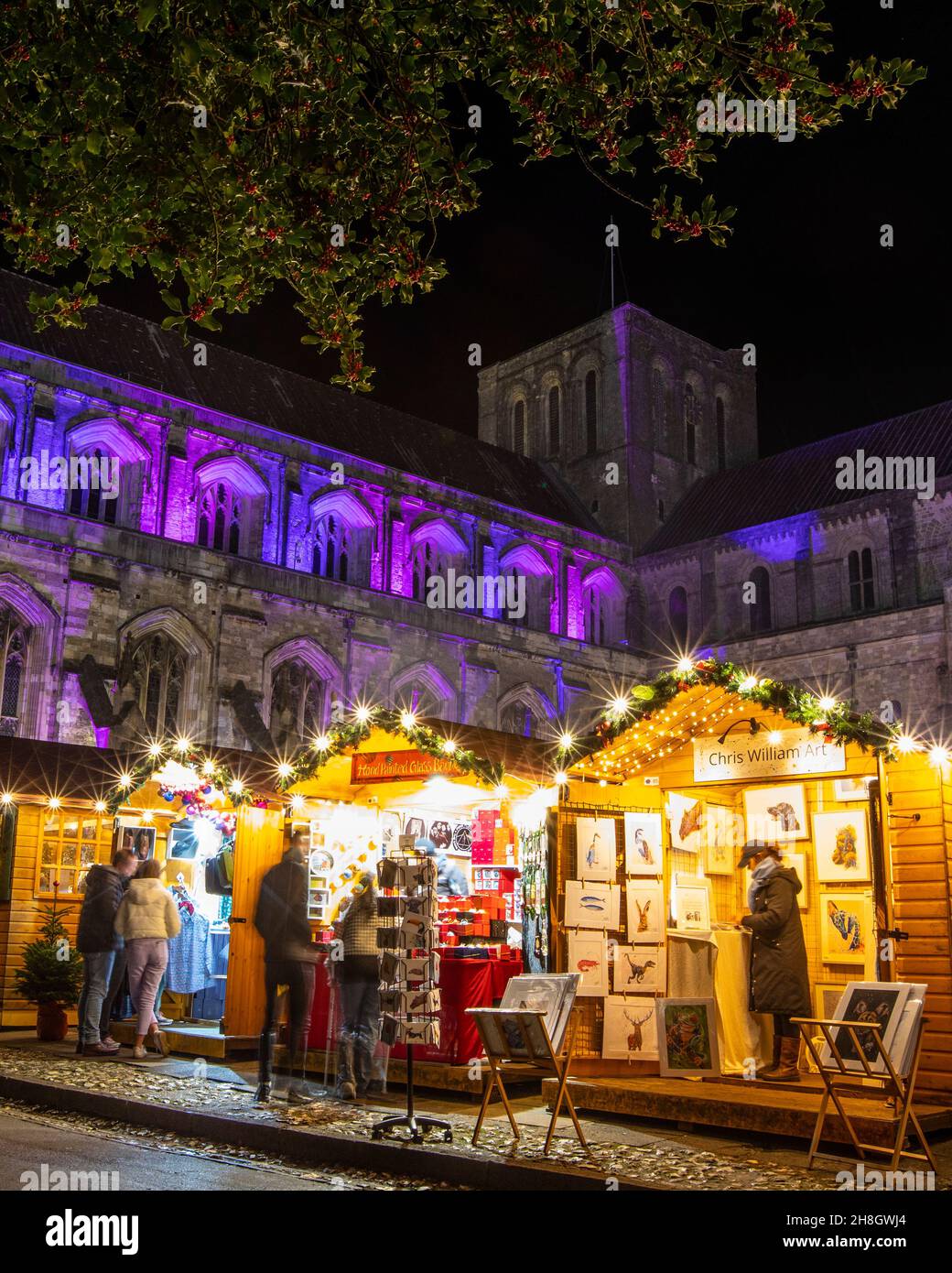 Winchester, Großbritannien - November 26th 2021: Blick auf den Weihnachtsmarkt auf dem Gelände der historischen Winchester Cathedral in der Stadt Winchester, Ham Stockfoto