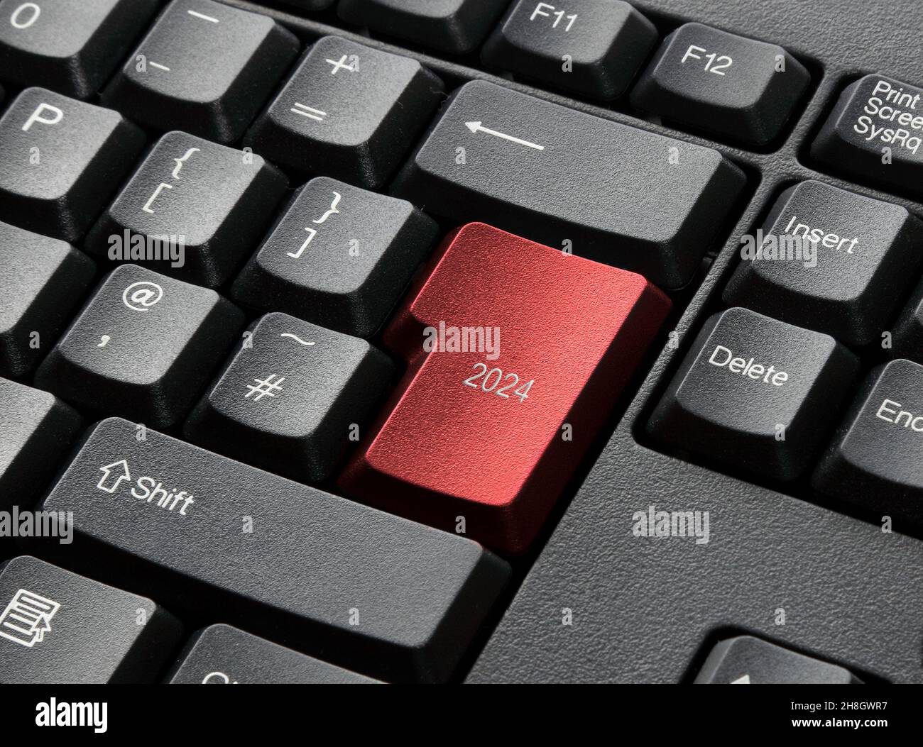 Eine moderne schwarze Computertastatur mit Return Key in Rot und Jahr 2024 Stockfoto