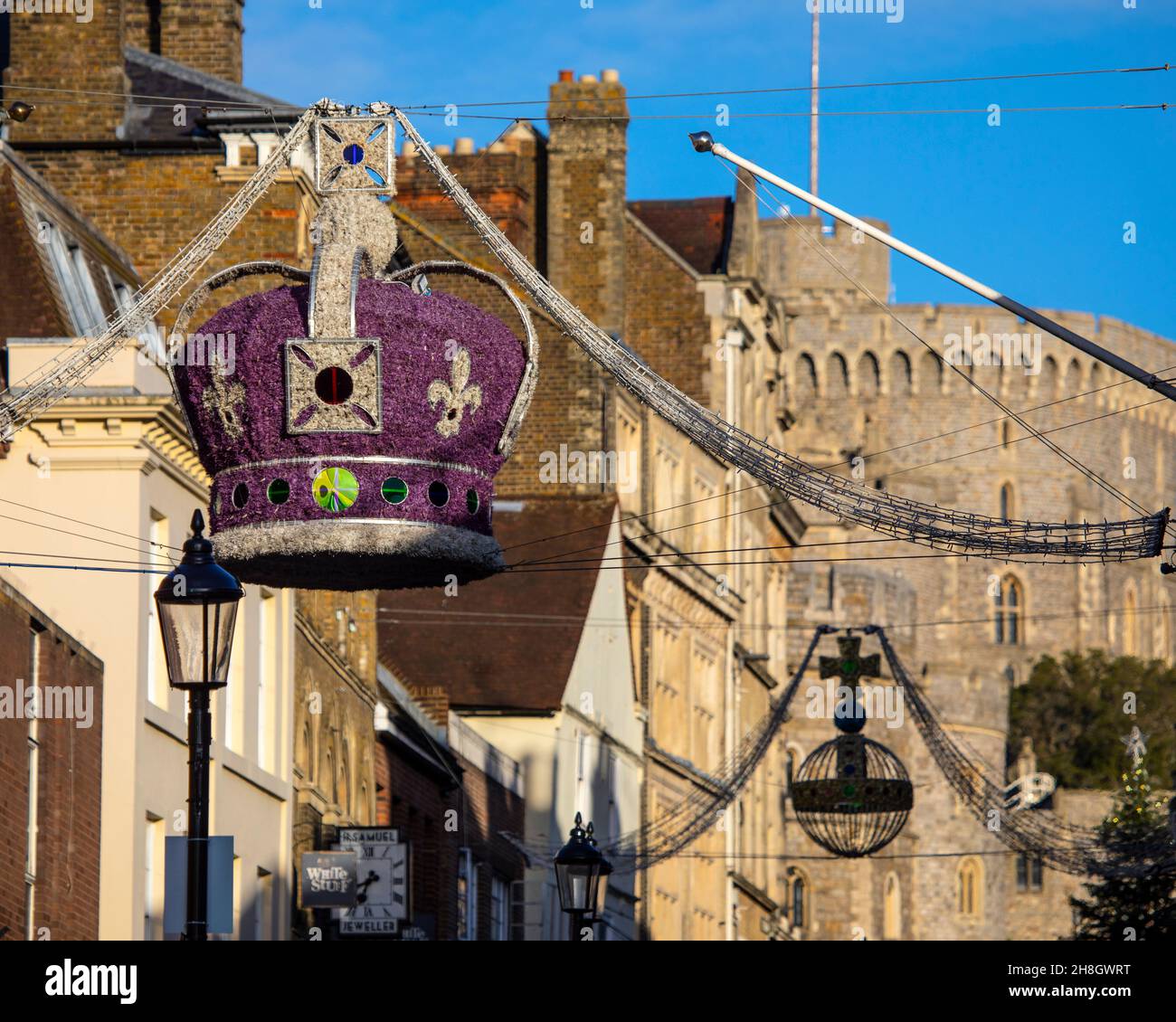 Windsor, Großbritannien - 28th 2021. November: Eine königliche Weihnachtsdekoration im Stadtzentrum von Windsor, mit Schloss Windsor im Hintergrund, in Berkshir Stockfoto