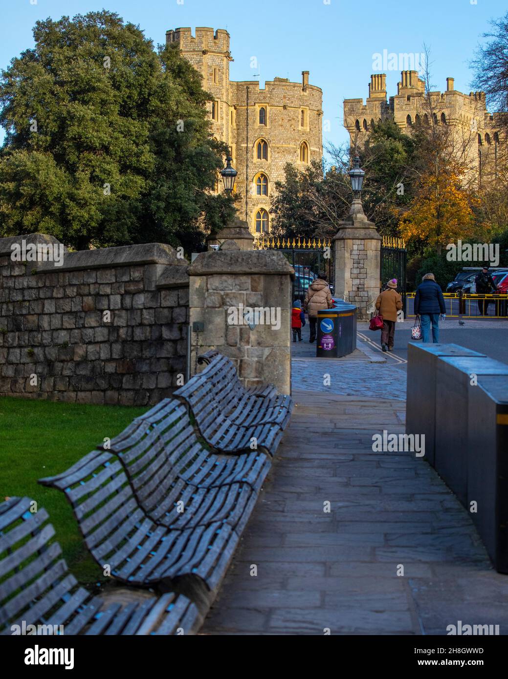 Windsor, Großbritannien - 28th 2021. November: Blick auf das historische Schloss Windsor in der Stadt Windsor, in der britischen Hauptstadt. Stockfoto