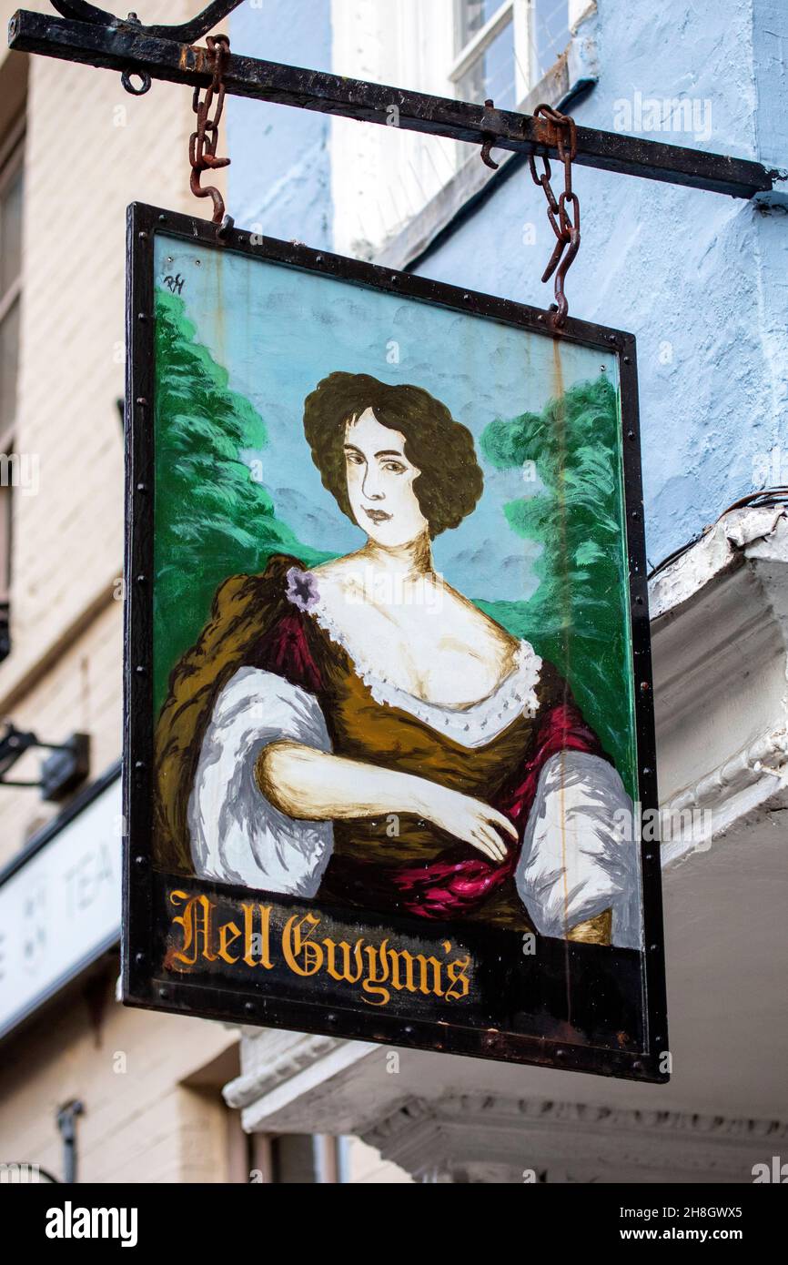 Windsor, Großbritannien - November 28th 2021: Vintage Hängeschild für den Nell Gwynn Tearoom in der historischen Stadt Windsor, in der britischen Hauptstadt. Stockfoto