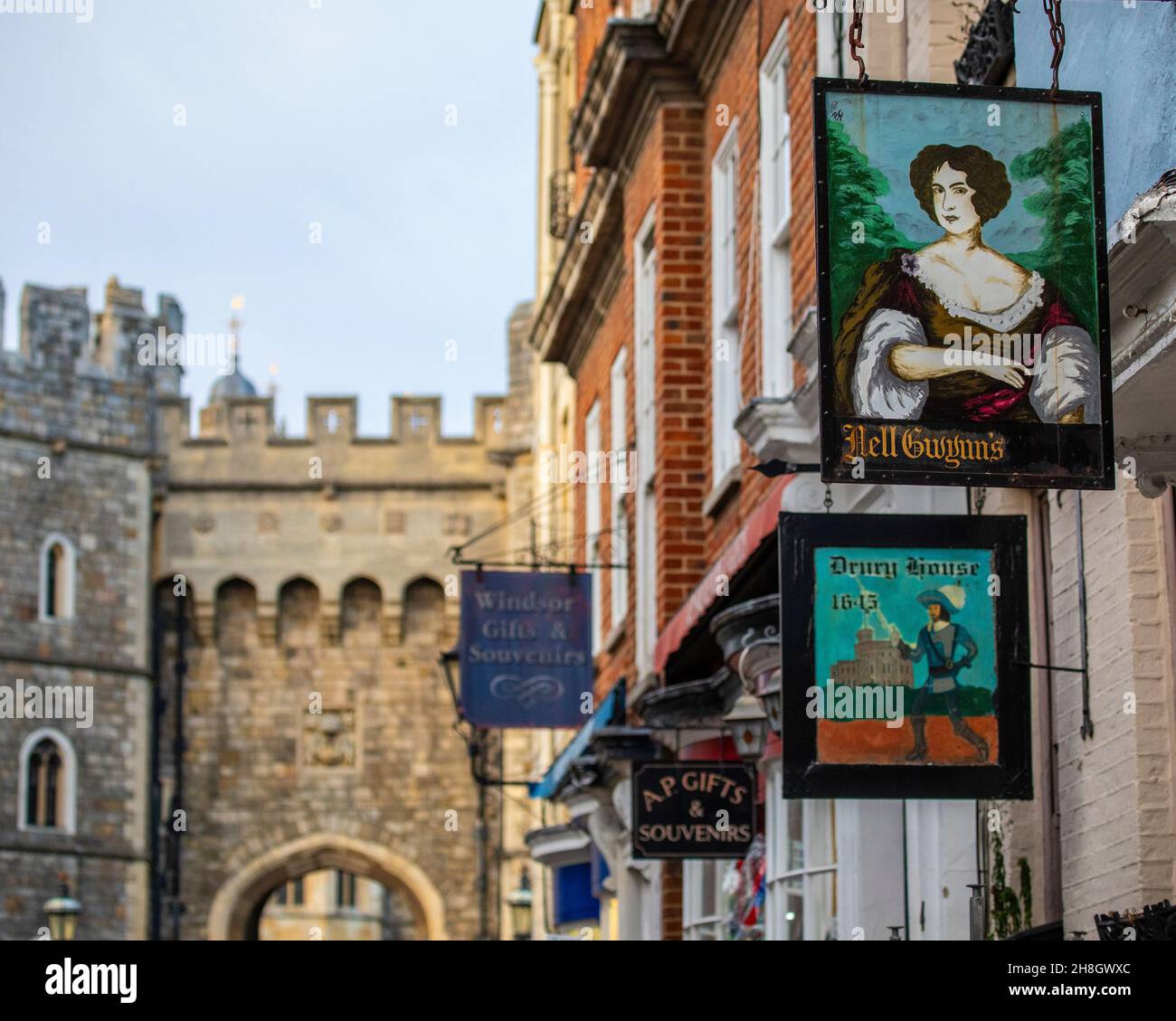 Windsor, Großbritannien - 28th 2021. November: Vintage-Aufhängeschilder an den Außenflächen von Geschäften und Teestuben in der historischen Stadt Windsor, in der britischen Hauptstadt von Britannien. Gewinnen Stockfoto