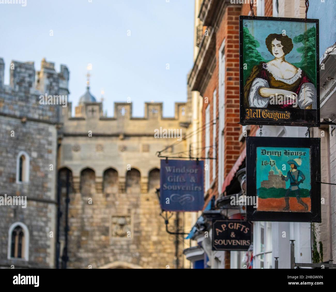 Windsor, Großbritannien - 28th 2021. November: Vintage-Aufhängeschilder an den Außenflächen von Geschäften und Teestuben in der historischen Stadt Windsor, in der britischen Hauptstadt von Britannien. Gewinnen Stockfoto