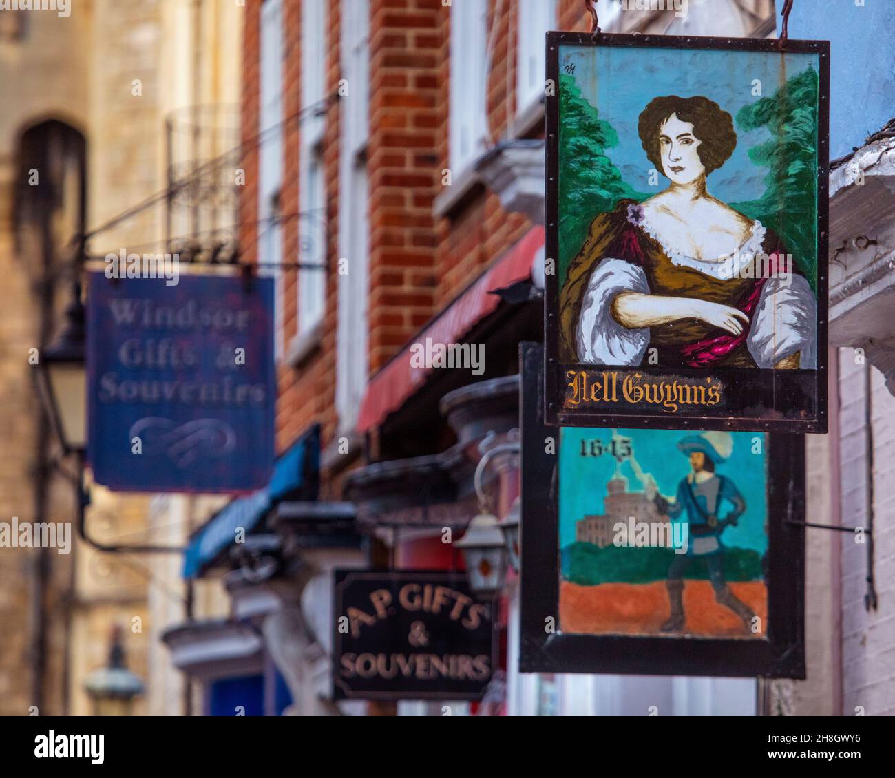 Windsor, Großbritannien - 28th 2021. November: Vintage-Aufhängeschilder an den Außenflächen von Geschäften und Teestuben in der historischen Stadt Windsor, in der britischen Hauptstadt von Britannien. Gewinnen Stockfoto
