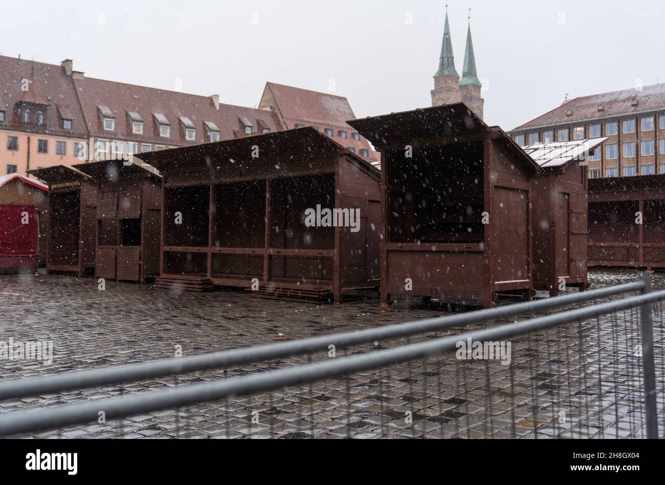 30. November 2021, Bayern, Nürnberg: Schneegestöber ziehen über die leeren Stände des Nürnberger Christkindlesmarktes. Der weltberühmte Markt wurde aufgrund der vierten Welle der Corona-Epidemie abgesagt. Foto: Nicolas Armer/dpa Stockfoto
