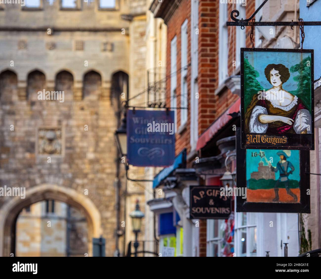 Windsor, Großbritannien - 28th 2021. November: Vintage-Aufhängeschilder an den Außenflächen von Geschäften und Teestuben in der historischen Stadt Windsor, in der britischen Hauptstadt von Britannien. Gewinnen Stockfoto