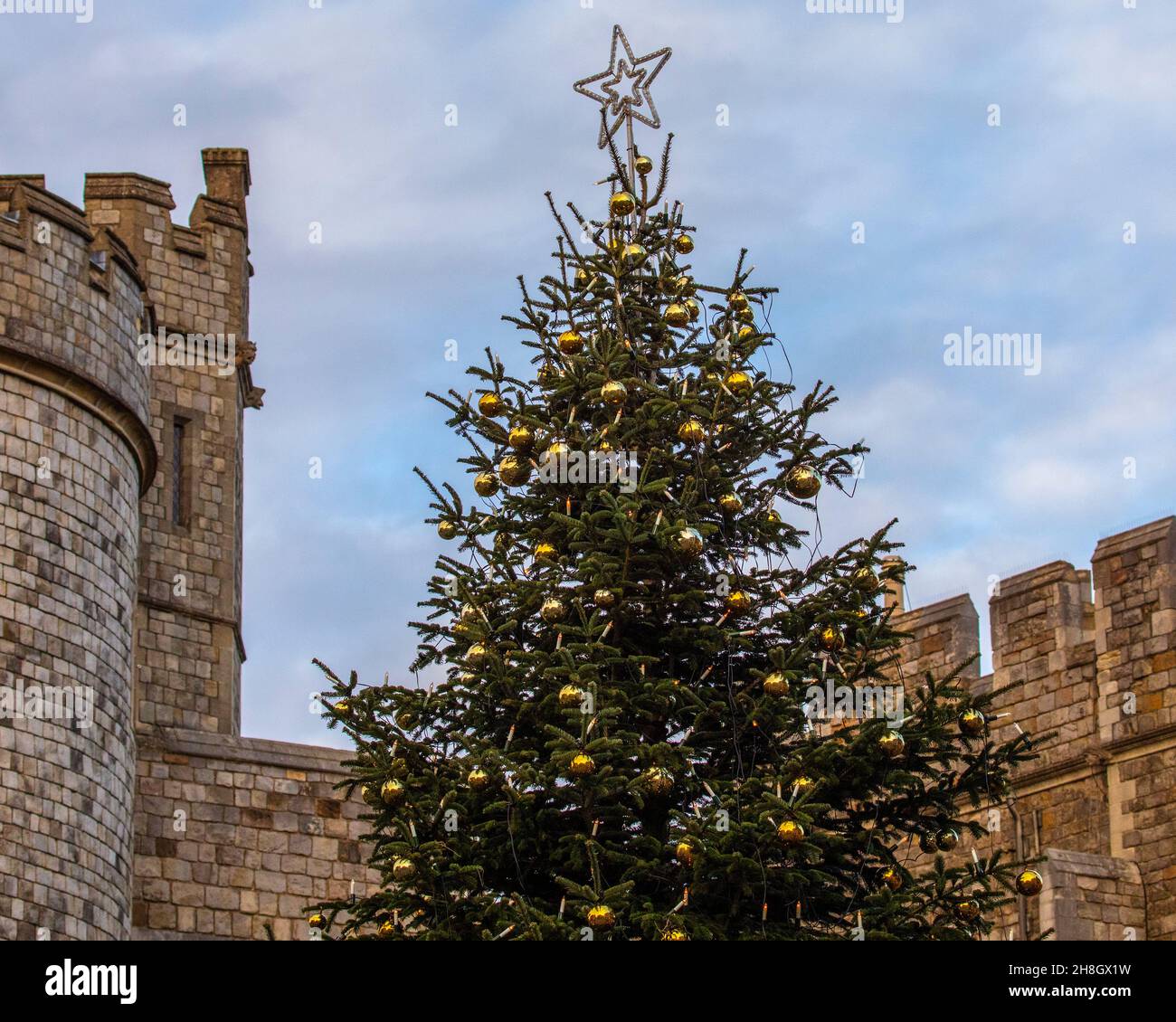 Windsor, Großbritannien - 28th 2021. November: Ein Weihnachtsbaum vor dem historischen Schloss Windsor in der britischen Stadt. Stockfoto