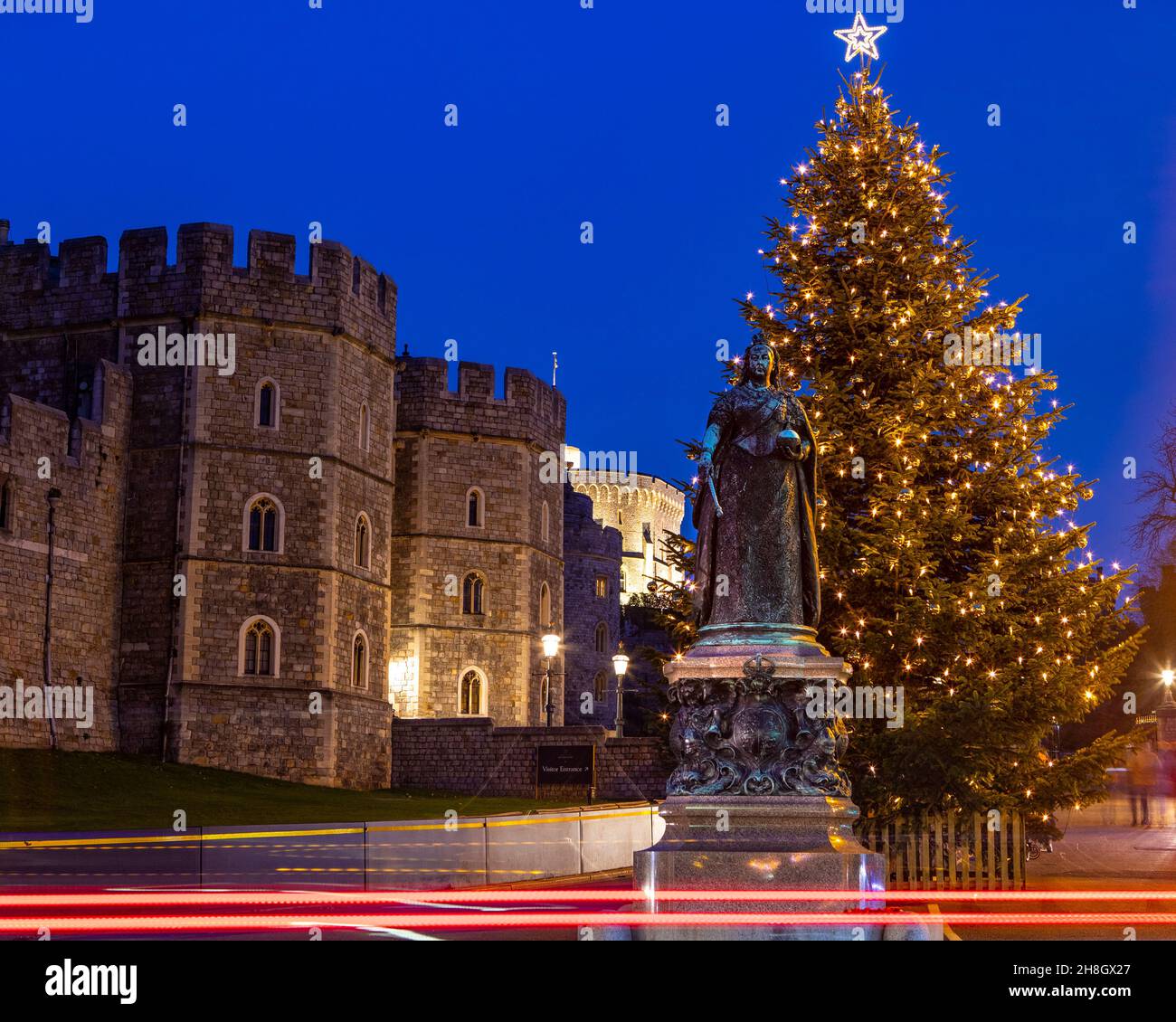 Windsor, Großbritannien - 28th 2021. November: Ein wunderschön beleuchteter Weihnachtsbaum verführt das historische Schloss Windsor in Windsor, in der britischen Grafschaft. Stockfoto