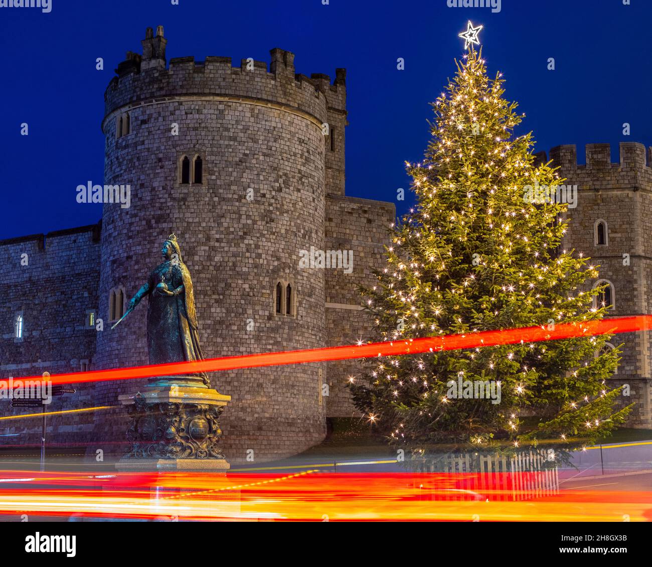 Windsor, Großbritannien - 28th 2021. November: Ein wunderschön beleuchteter Weihnachtsbaum verführt das historische Schloss Windsor in Windsor, in der britischen Grafschaft. Stockfoto