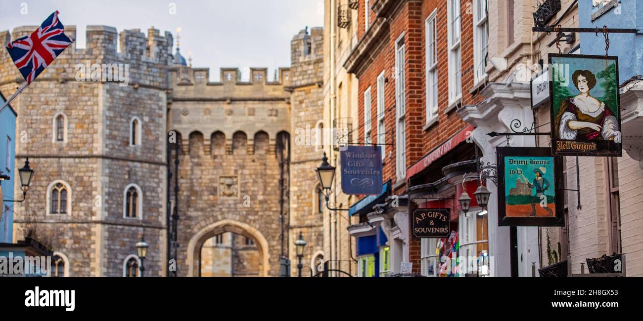 Windsor, Großbritannien - 28th 2021. November: Vintage-Aufhängeschilder an den Außenflächen von Geschäften und Teestuben in der historischen Stadt Windsor, in der britischen Hauptstadt von Britannien. Gewinnen Stockfoto