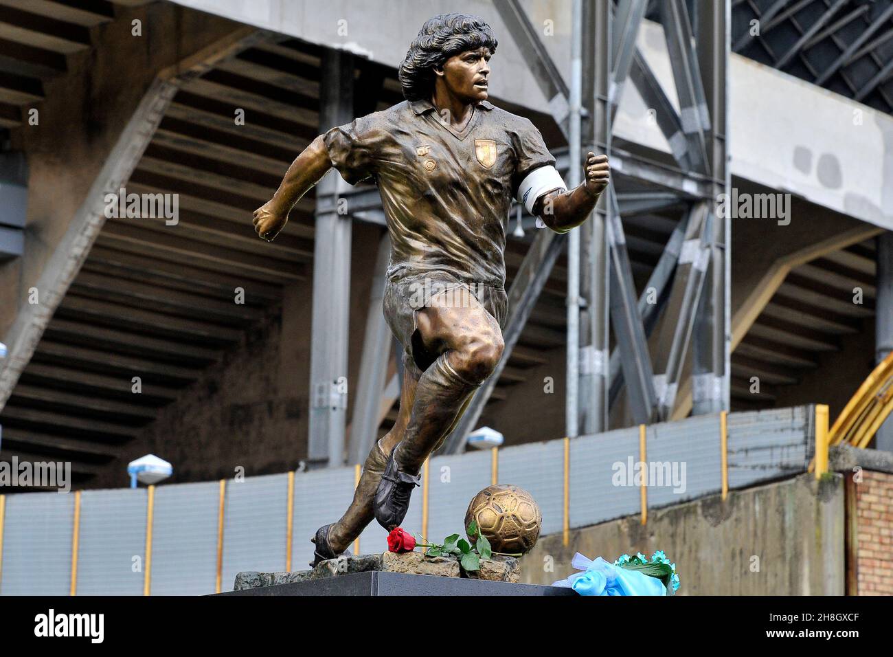 Die riesige Statue von Diego Armando Maradona, die der Bildhauer Domenico Sepe der Stadt Neapel schenkte und vor dem Diego Armando Ma ausgestellt wurde Stockfoto