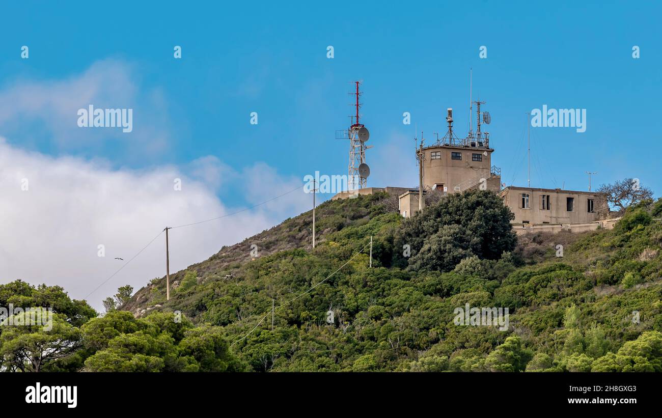 Die Antennen auf der Spitze der Insel Gorgona, Livorno, Italien Stockfoto