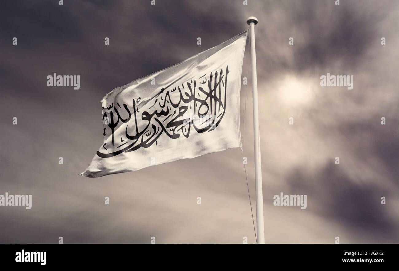 Flagge Afghanistans, Afghanistan in der Macht der Taliban. Auf der weißen Flagge steht die Inschrift „Shahada“. Stockfoto