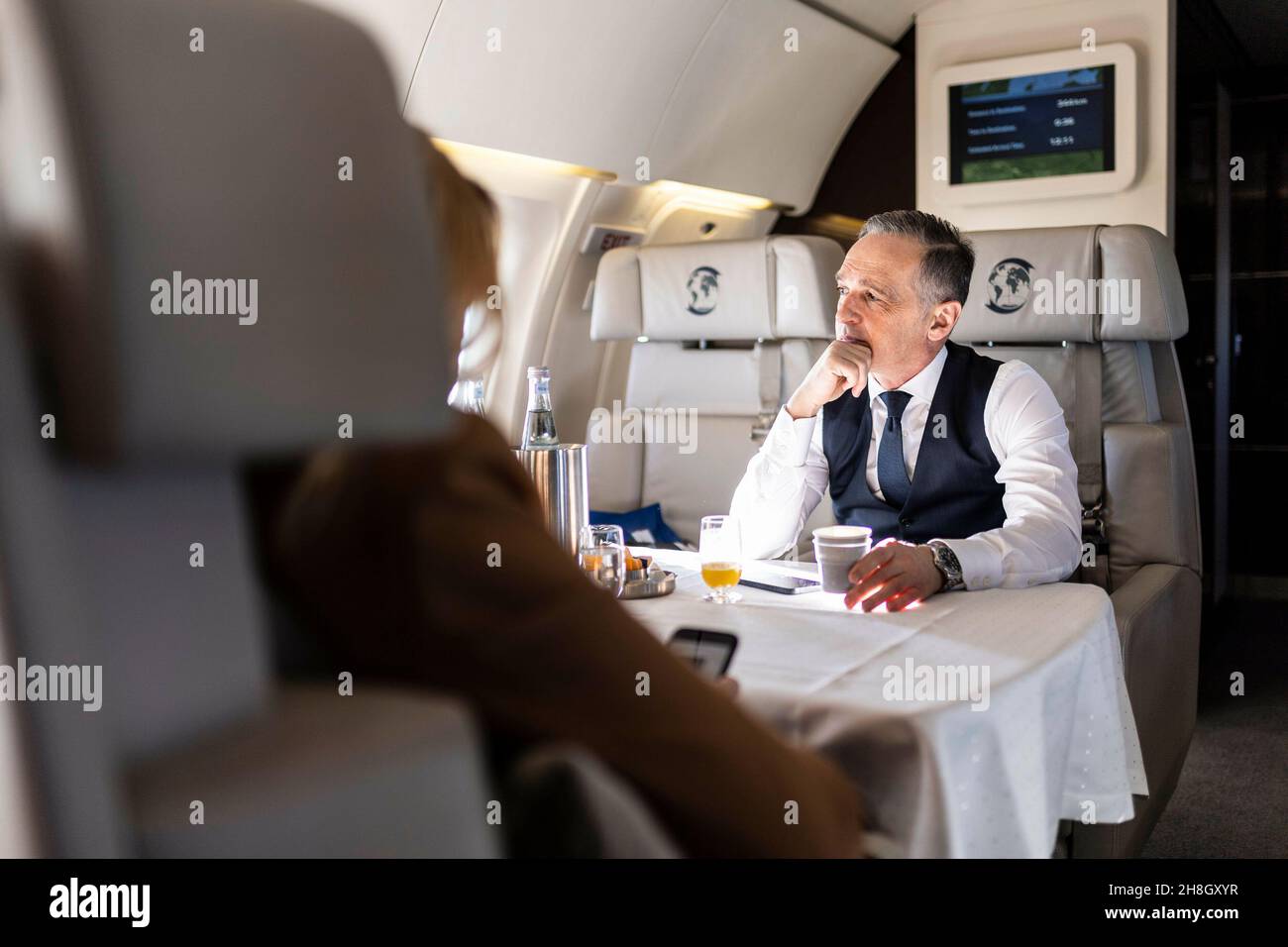 Heiko Maas, Außenminister, fotografiert im Regierungsflugzeug Airbus A319 die Flugbereitschaft auf dem Weg nach Riga, 30th. November 2021. Nach Riga reist Maas zum NATO-Außenministertreffen, bei dem unter anderem die politische Situation in Afghanistan und der Ukraine diskutiert wird. Copyright: Florian Gaertner/photothek.de Stockfoto