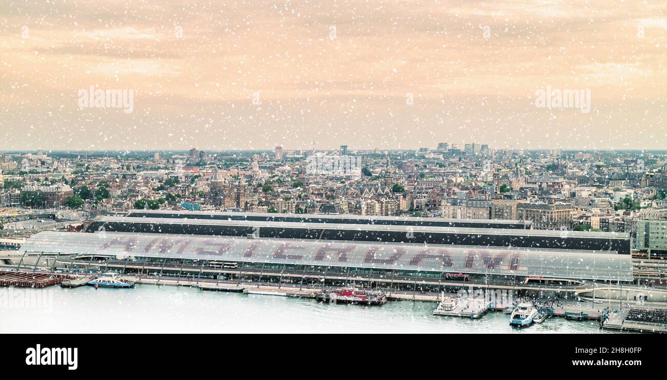 Luftaufnahme im Winter mit Schneefall von Amsterdam mit dem Hauptbahnhof vor Stockfoto