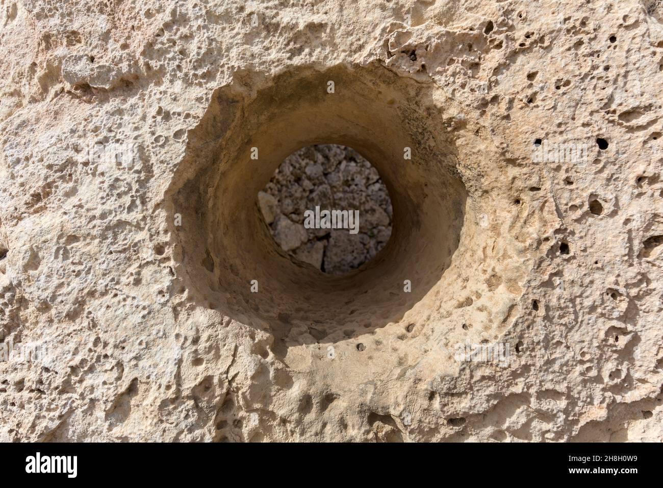 Ggantija Tempel; Xaghra; Gozo; prähistorisch; Tempel; Mauern; Gebäude; alt; ggantija; maltesisch; Ruine; Loch; Tür; Balken; Holz; Befestigung; Türöffnung Stockfoto