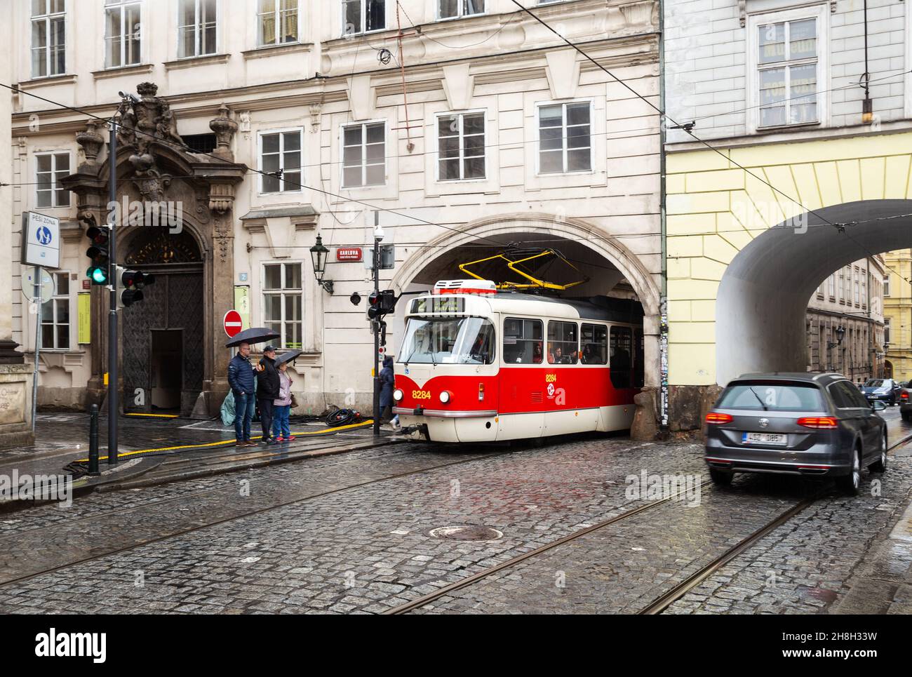 Prag - 11. März 2020: Alte Straßenbahn auf einer schmalen Straße von Prag in der Nähe der Karlsbrücke Stockfoto