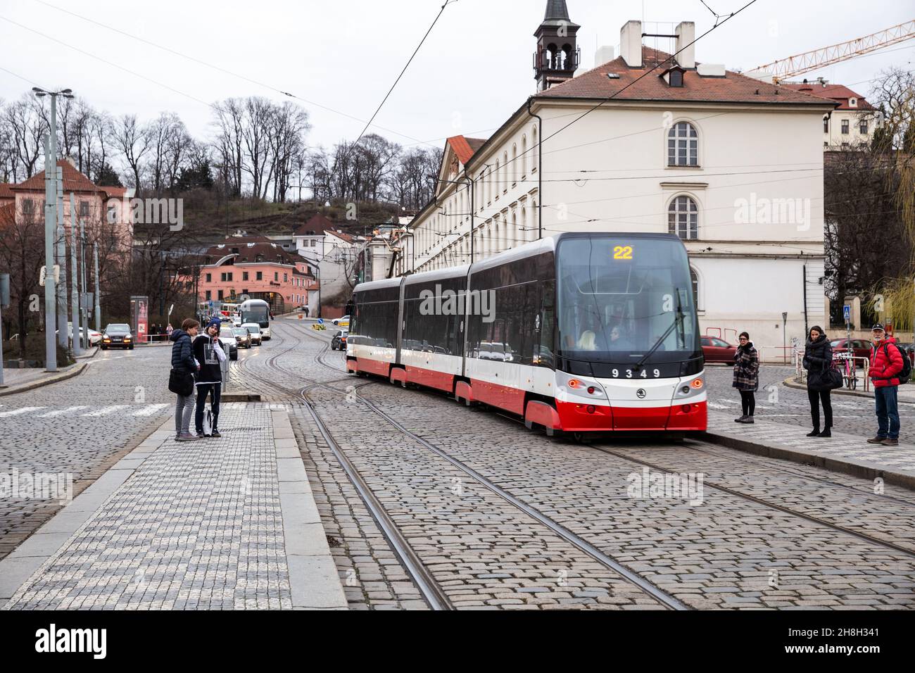 PRAG - 10. März 2020: Moderne dreistufige Straßenbahn Skoda 15T ForCity an der Haltestelle Malostranska Stockfoto