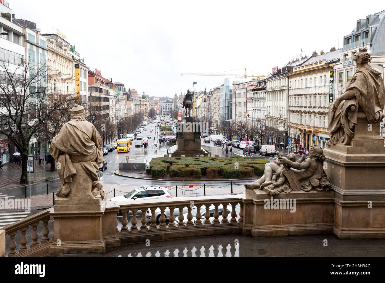 Prag - 11. März 2020: Blick vom Nationalmuseum auf den Wenzelsplatz Stockfoto
