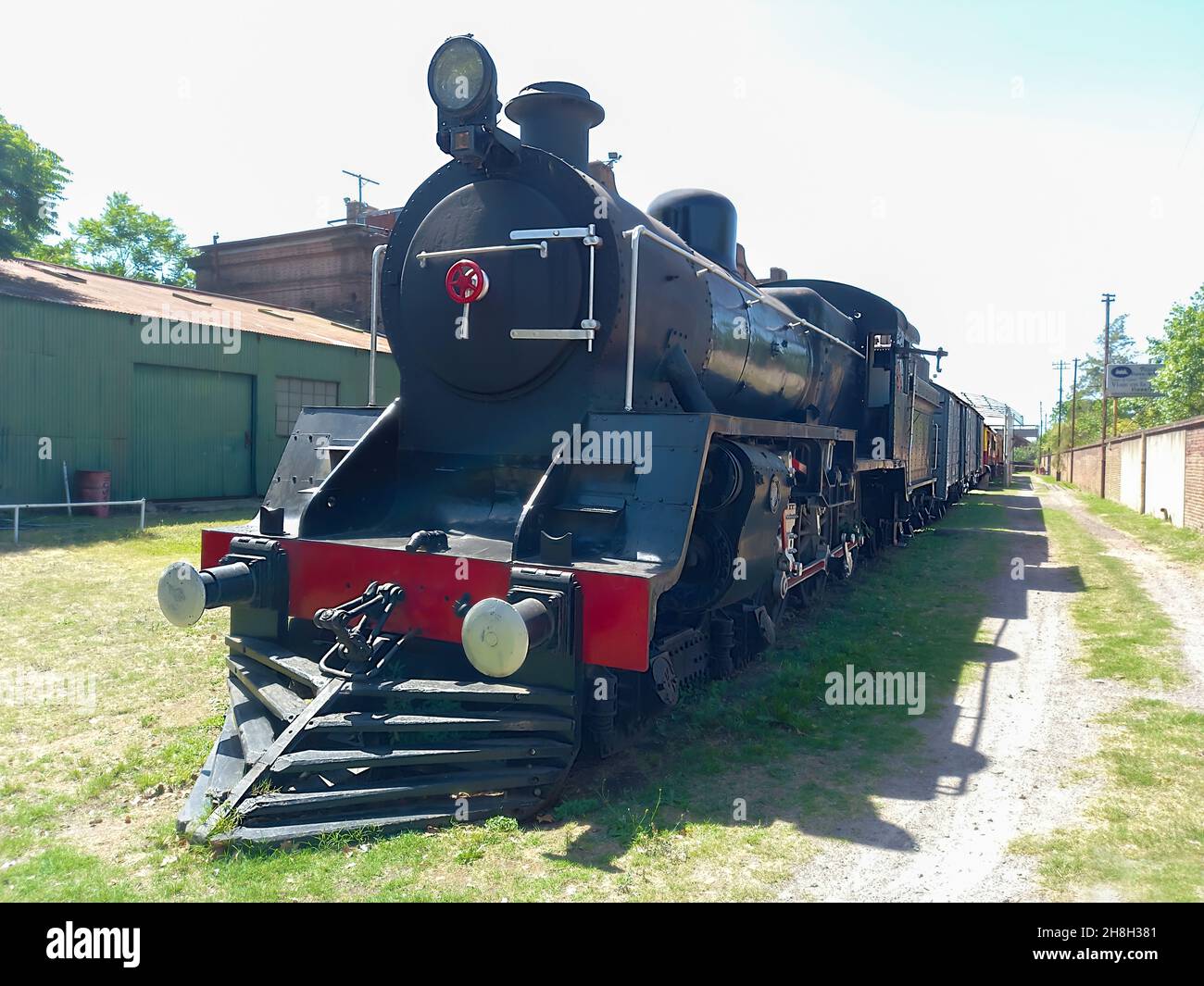 REMEDIOS DE ESCALADA - BUENOS AIRES, ARGENTINIEN - 22. Nov 2021: Große kohlebefeuende Dampflokomotive der Baureihe 12h für den Schnellzug im Fernverkehr Stockfoto