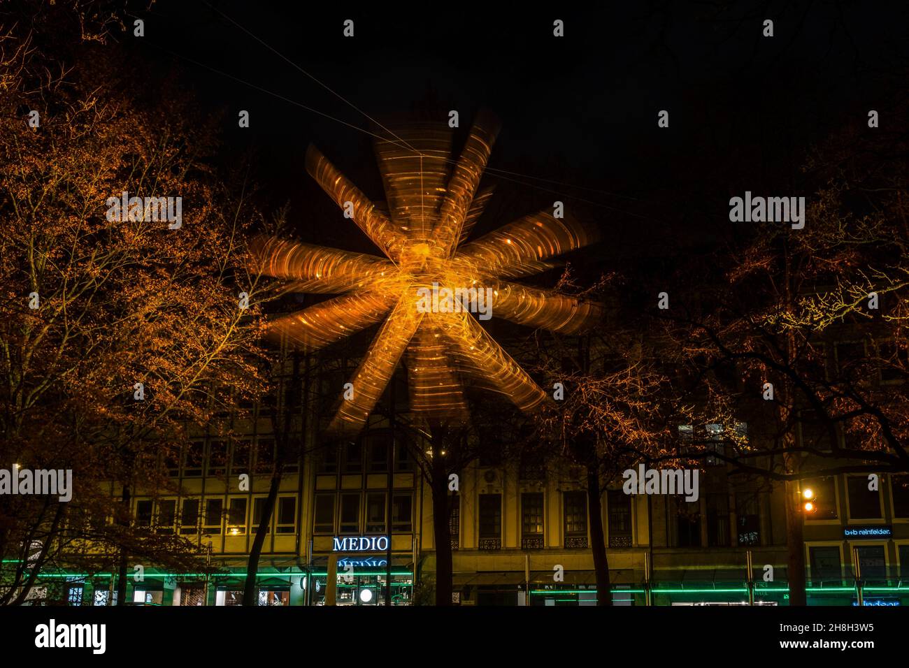 Ein weihnachtsstern erstrahlt in einem Park in der bremer Innenstadt Stockfoto