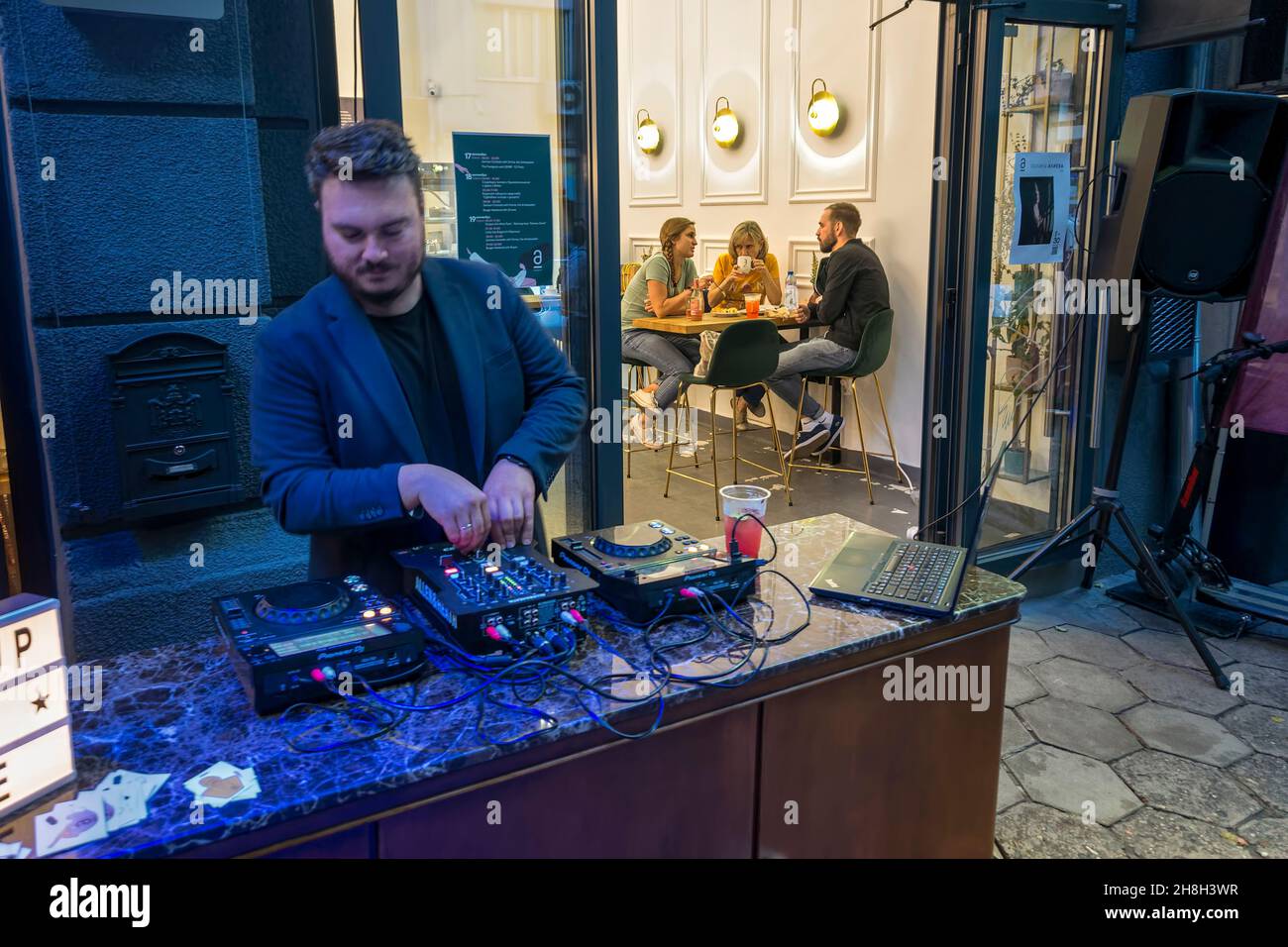 DJ zieht Kunden in die Kaffeebar Sofia, Bulgarien Stockfoto