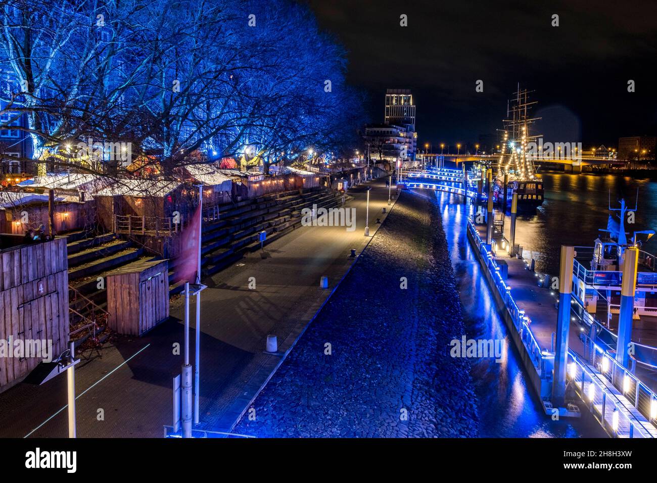 Der mittelalterliche Weihnachtsmarkt Schlachte und die Uferpromenade in Bremen sind hell erleuchtet Stockfoto