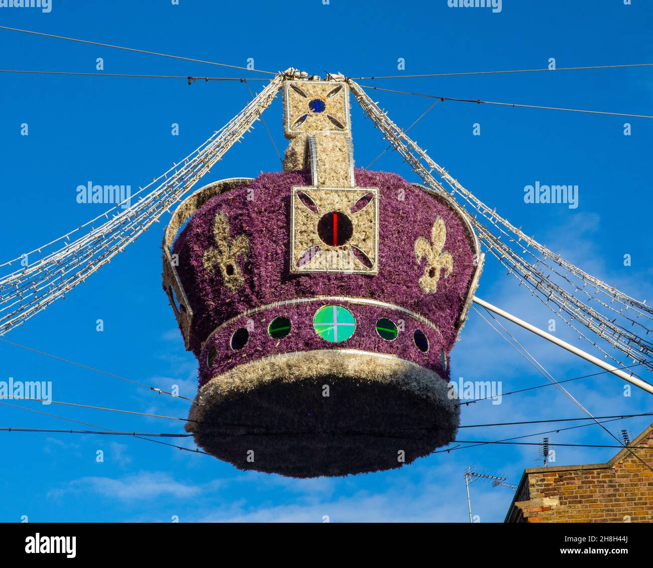 Nahaufnahme einer Weihnachtsdekoration der Royal Crown im Stadtzentrum von Windsor in Berkshire, Großbritannien. Stockfoto