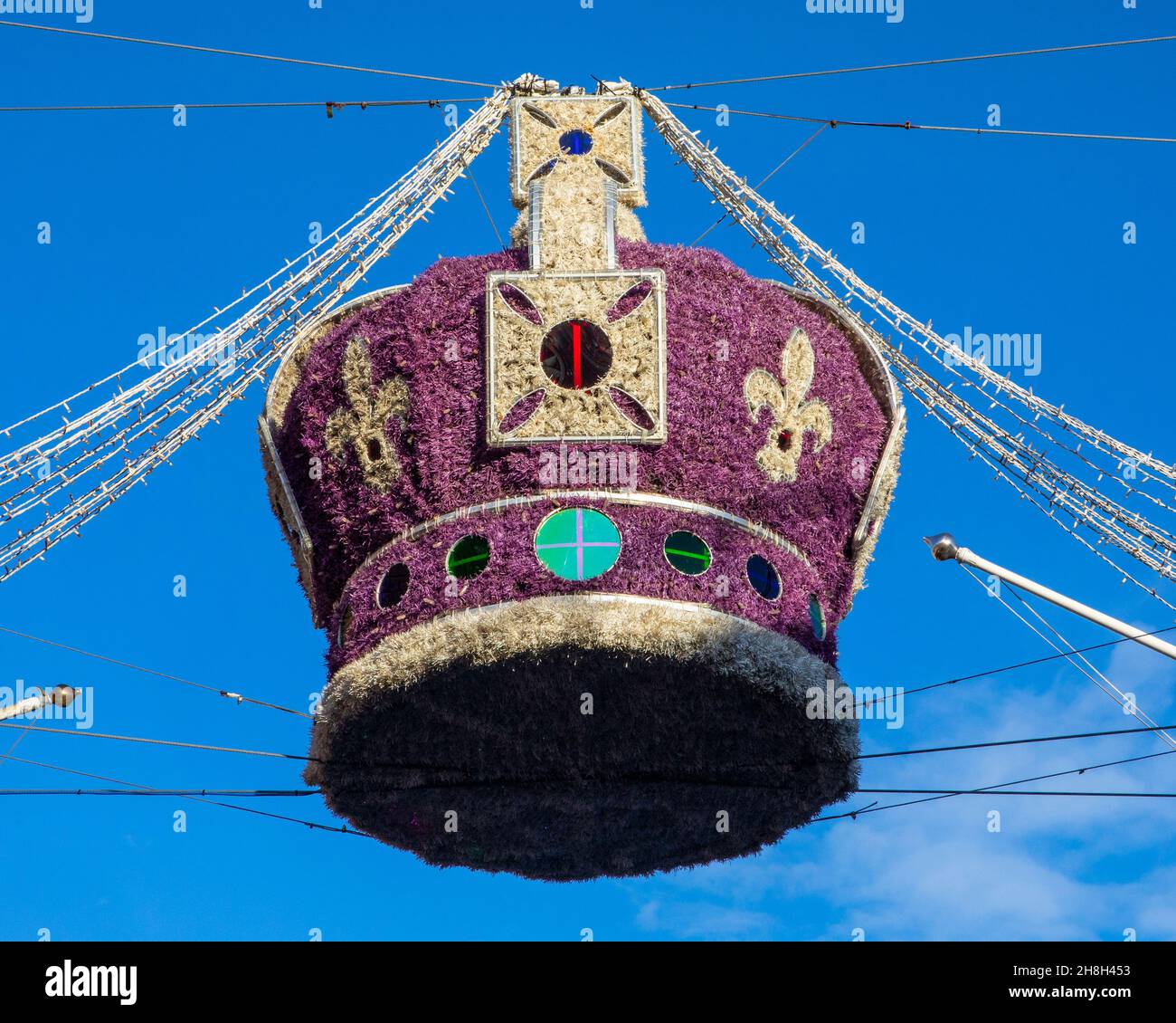 Nahaufnahme einer Weihnachtsdekoration der Royal Crown im Stadtzentrum von Windsor in Berkshire, Großbritannien. Stockfoto
