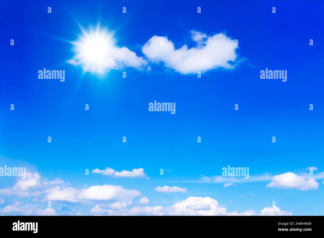 Sommersonne, die in hellblauem Himmel mit ein paar flauschigen Wolken, Hintergrund, Text- oder Textraum leuchtet. Stockfoto