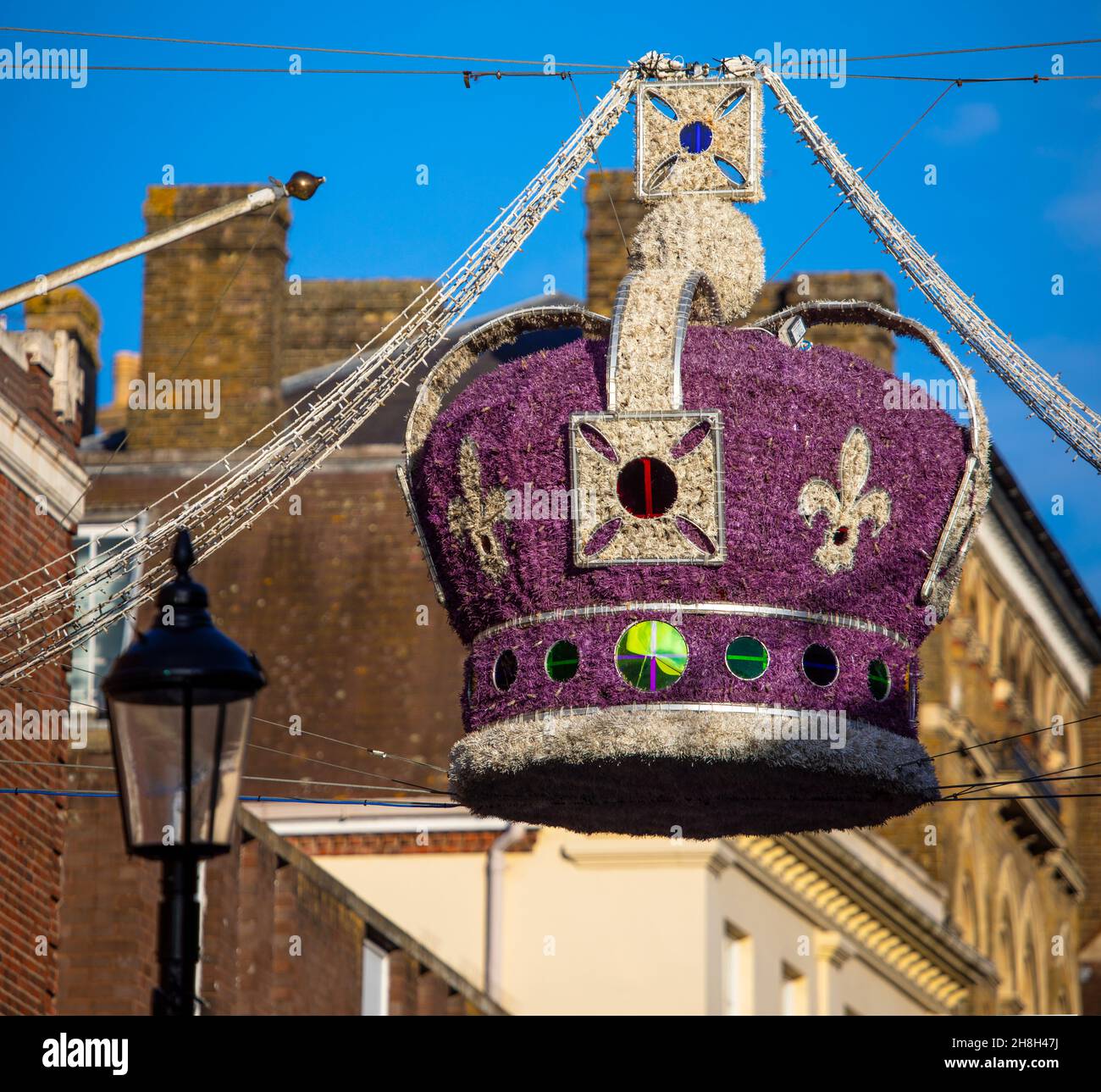 Nahaufnahme einer Weihnachtsdekoration der Royal Crown im Stadtzentrum von Windsor in Berkshire, Großbritannien. Stockfoto